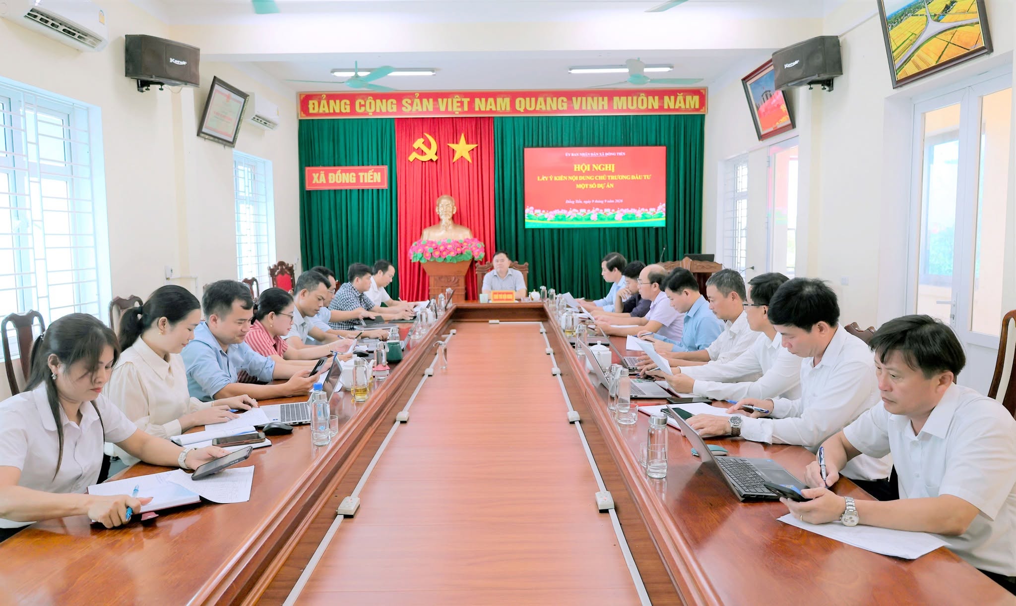 UBND xã Đồng Tiến tổ chức họp lấy ý kiến về nội dung chủ trương đầu tư một số công trình dự án hạ tầng về trường học và văn hóa trên địa bàn xã.