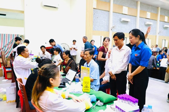 Xã Đồng Tiến tổ chức chu đáo việc đưa đón 166 thân nhân các gia đình liệt sỹ chưa xác định được thông tin phần mộ đến điểm thu nhận mẫu sinh phẩm ADN
