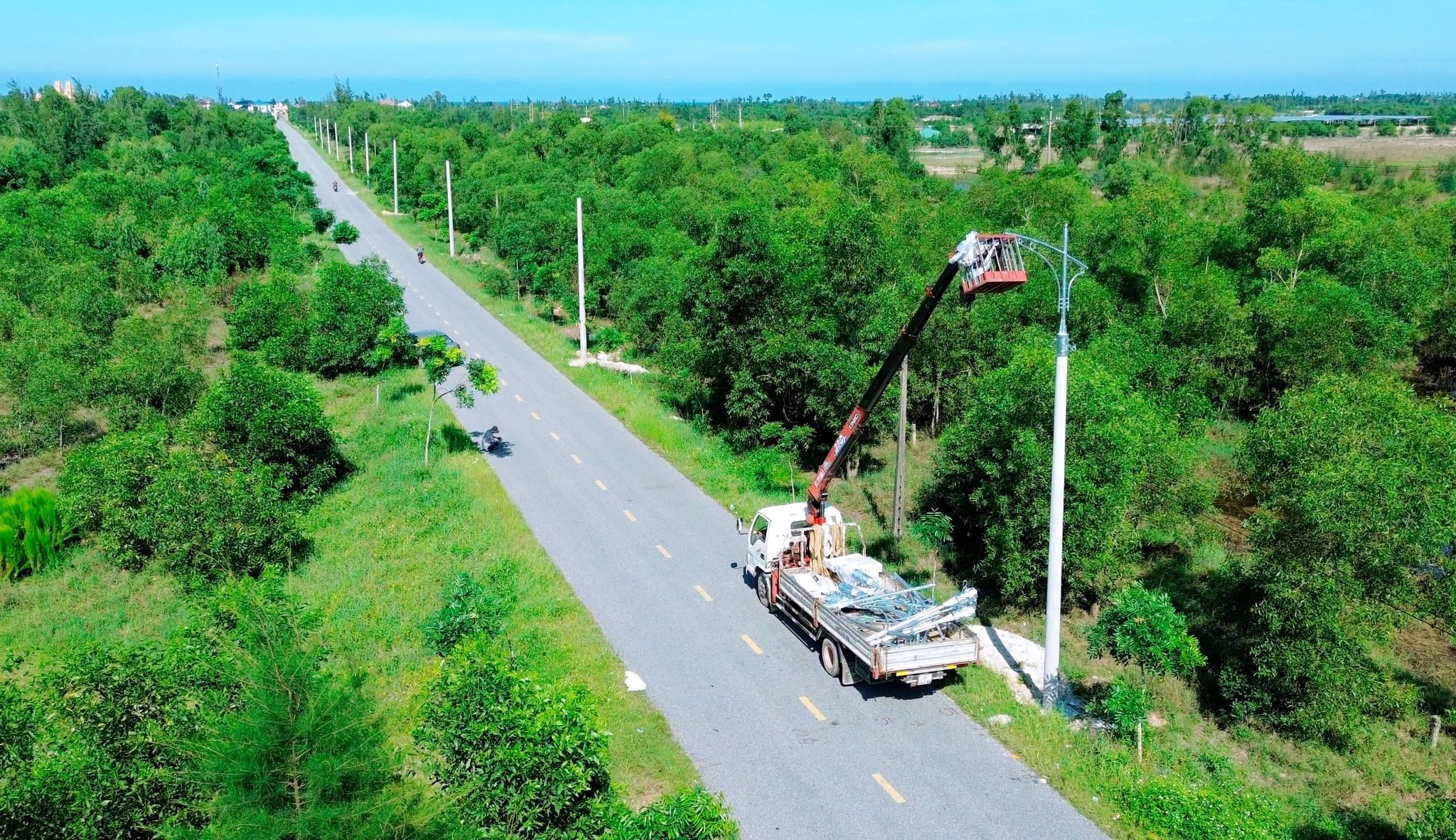 Đồng Tiến: Thêm nhiều tuyến đường điện chiếu sáng, thêm nhiều niềm vui.