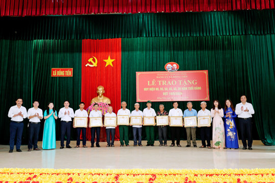 Đảng ủy xã Đồng Tiến đã long trọng tổ chức Lễ trao tặng Huy hiệu Đảng đợt 19/5/2026 