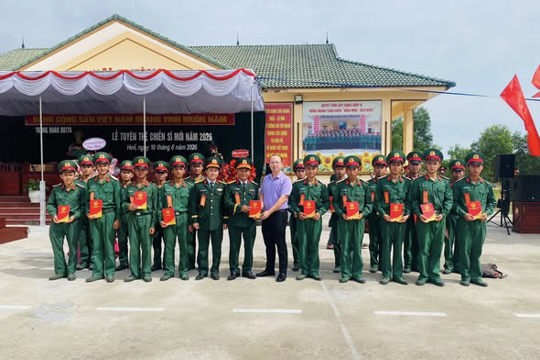 Đoàn công tác xã Đồng Tiến thăm, động viên và dự Lễ tuyên thệ chiến sĩ mới năm 2026 tại Trung đoàn 176, Sư đoàn 968, Quân khu 4, đóng quân tại phường Phú Bài, thành phố Huế