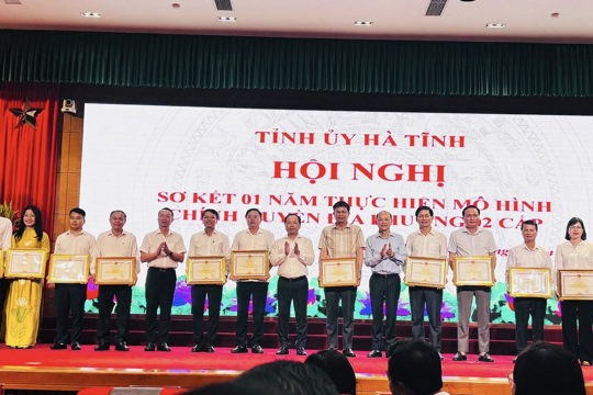 Đồng chí Nguyễn Văn Huyên  - PBT Đảng ủy, Chủ tịch UBND xã Đồng Tiến được Chủ tịch UBND tỉnh tặng Bằng khen.