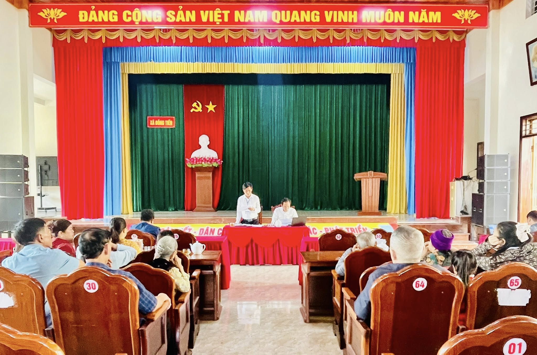 Ủy ban nhân dân xã Đồng Tiến tổ chức buổi làm việc với 30 cá nhân bị đình chỉ, truy thu chế độ ưu đãi người có công trên địa bàn xã