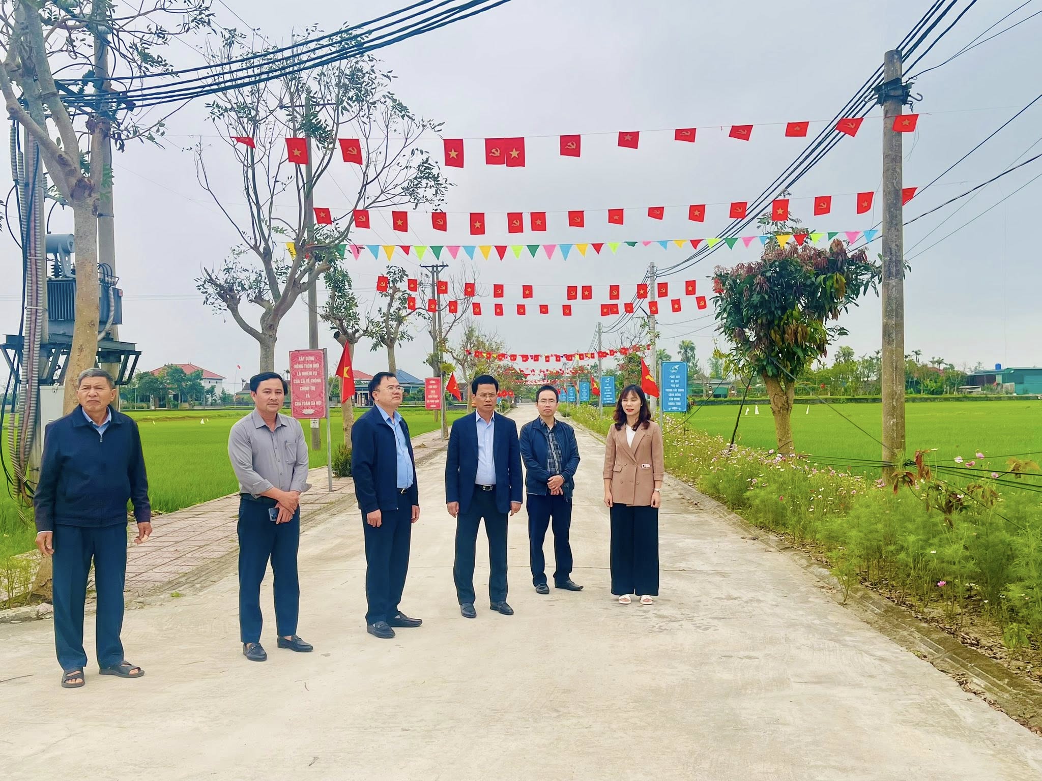 Đồng chí Nguyễn Trọng Hiếu- UVBTV Tỉnh ủy, Giám đốc Sở Tài chính, Trưởng đoàn công tác của Ban Thường vụ Tỉnh ủy phụ trách xã Đồng Tiến kiểm tra công tác bầu cử  