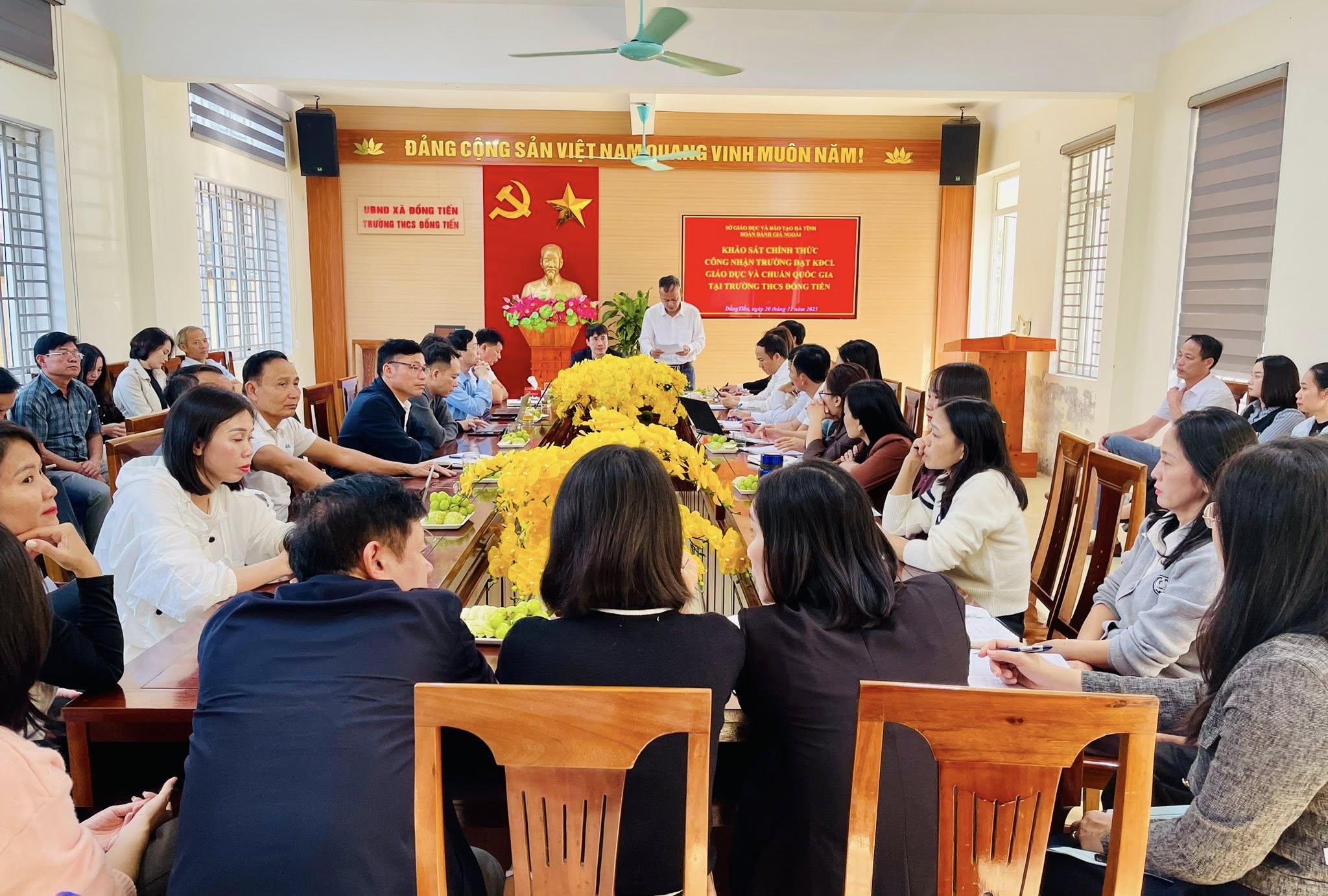 Đoàn đánh giá ngoài của Sở Giáo dục và Đào tạo Hà Tĩnh khảo sát chính thức công nhận trường đạt kiểm định chất lượng giáo dục và chuẩn quốc gia tại Trường THCS Đồng Tiến. 