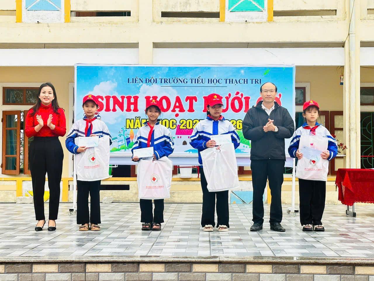 Hội Chữ thập đỏ xã Đồng Tiến phối hợp với Trường Tiểu học Thạch Trị tổ chức trao thưởng cho 4 học sinh đạt giải tại cuộc thi “Thiếu nhi Việt Nam gửi yêu thương đến Cuba”  