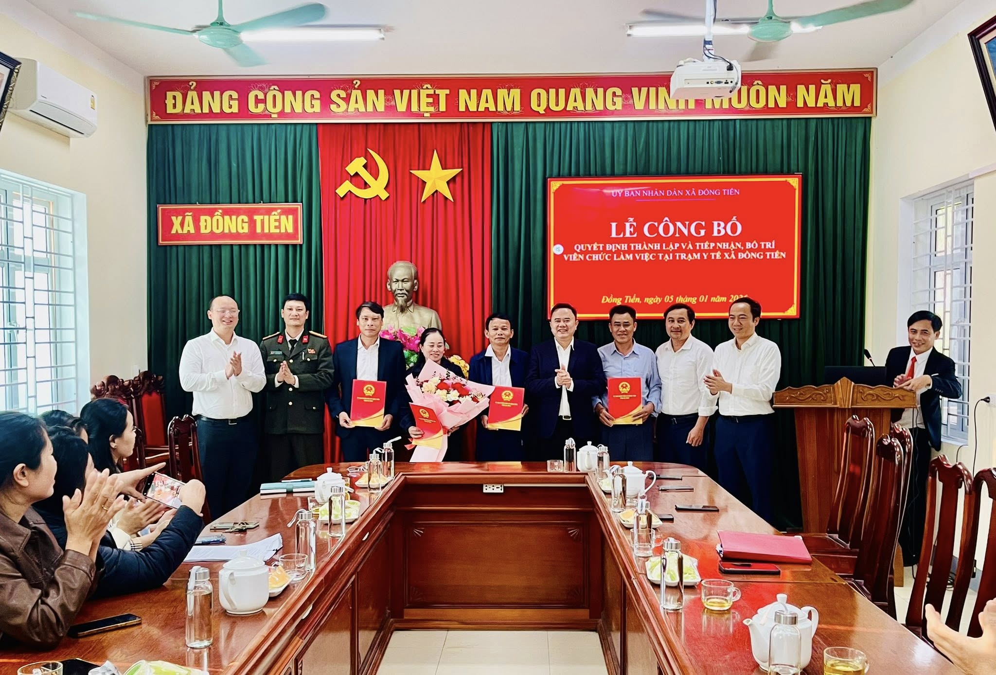 UBND xã Đồng Tiến tổ chức Lễ công bố Quyết định thành lập Trạm Y tế xã Đồng Tiến và tiếp nhận, bố trí viên chức làm việc tại Trạm Y tế xã 
