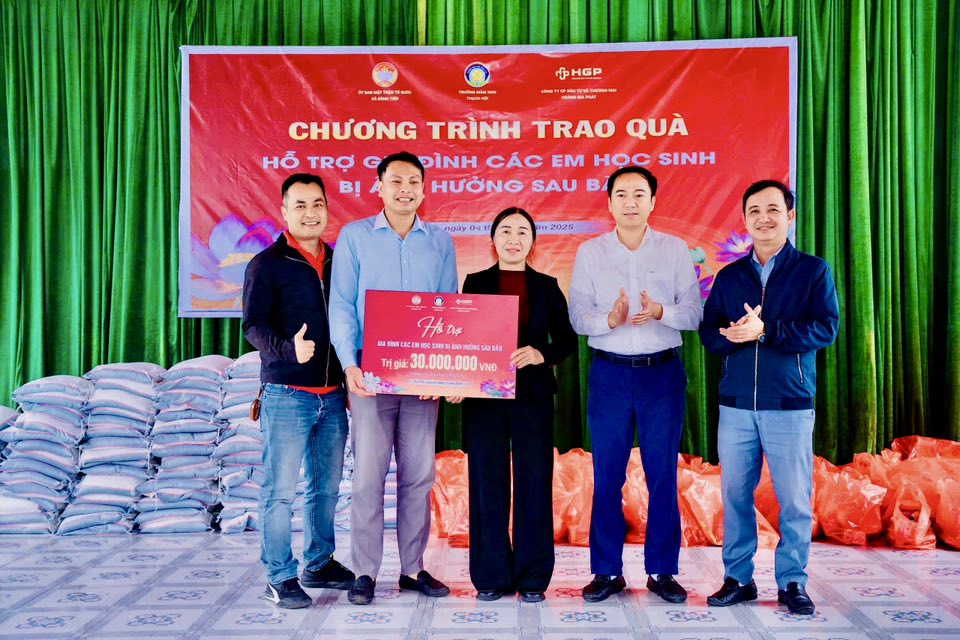 Công ty Cổ phần Đầu tư và Thương mại Hoàng Gia Phát - Nghệ An tặng quà học sinh trường Mâm non Thạch Hội 