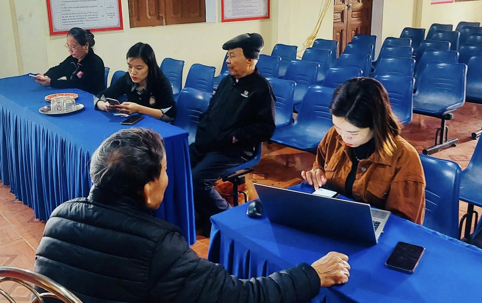 Xã Đồng Tiến triển khai có hiệu quả việc cài đặt số tay Đảng viên điện tử đạt tỉ lệ cao 