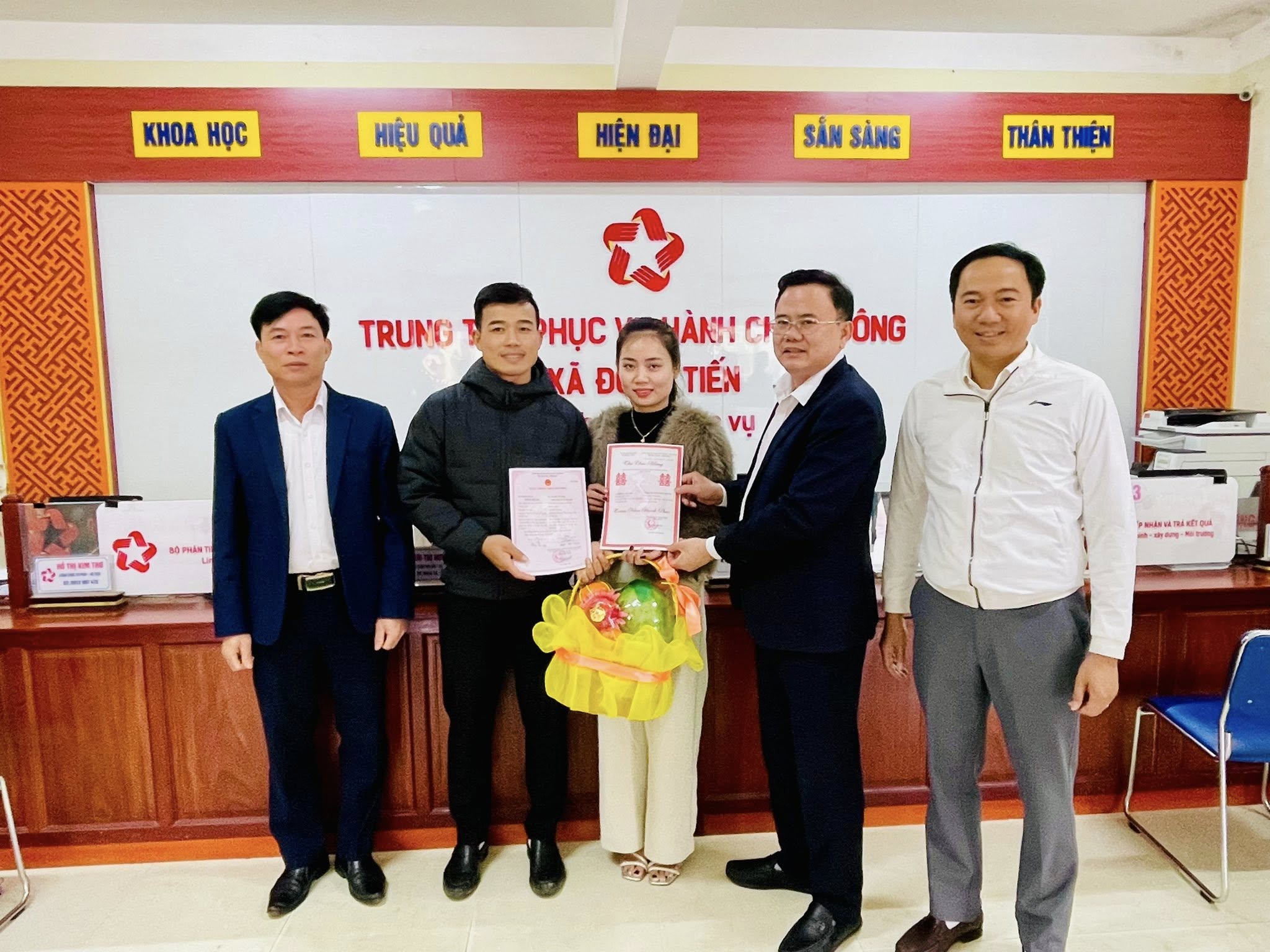 UBND xã Đồng Tiến  trao Giấy chứng nhận kết hôn và Thư chúc mừng cho đôi uyên ương anh Nguyễn Quốc Hoàng và chị Hoàng Thị Liễu 