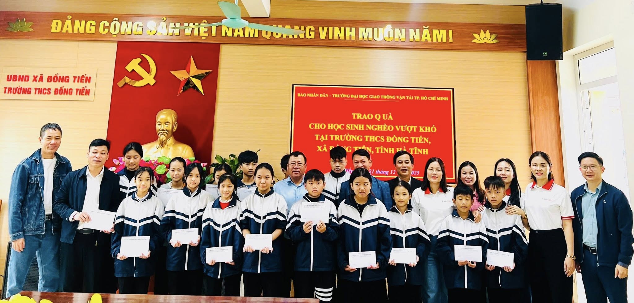 Đại diện Báo Nhân Dân tại Hà Tĩnh cùng đoàn cán bộ, giảng viên Trường Đại học Giao thông Vận tải TP. Hồ Chí Minh  trao quà hỗ trợ cho học sinh có hoàn cảnh khó khăn tại trường THCS Đồng Tiến 
