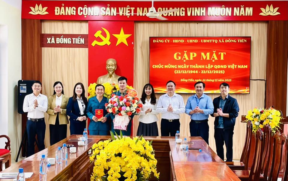 Đảng ủy, HĐND, UBND, Ủy ban MTTQ xã Đồng Tiến  gặp mặt, chúc mừng Ban Chỉ huy Quân sự xã  nhân kỷ niệm Ngày thành lập Quân đội nhân dân Việt Nam (22/12/1944 – 22/12/2025) 