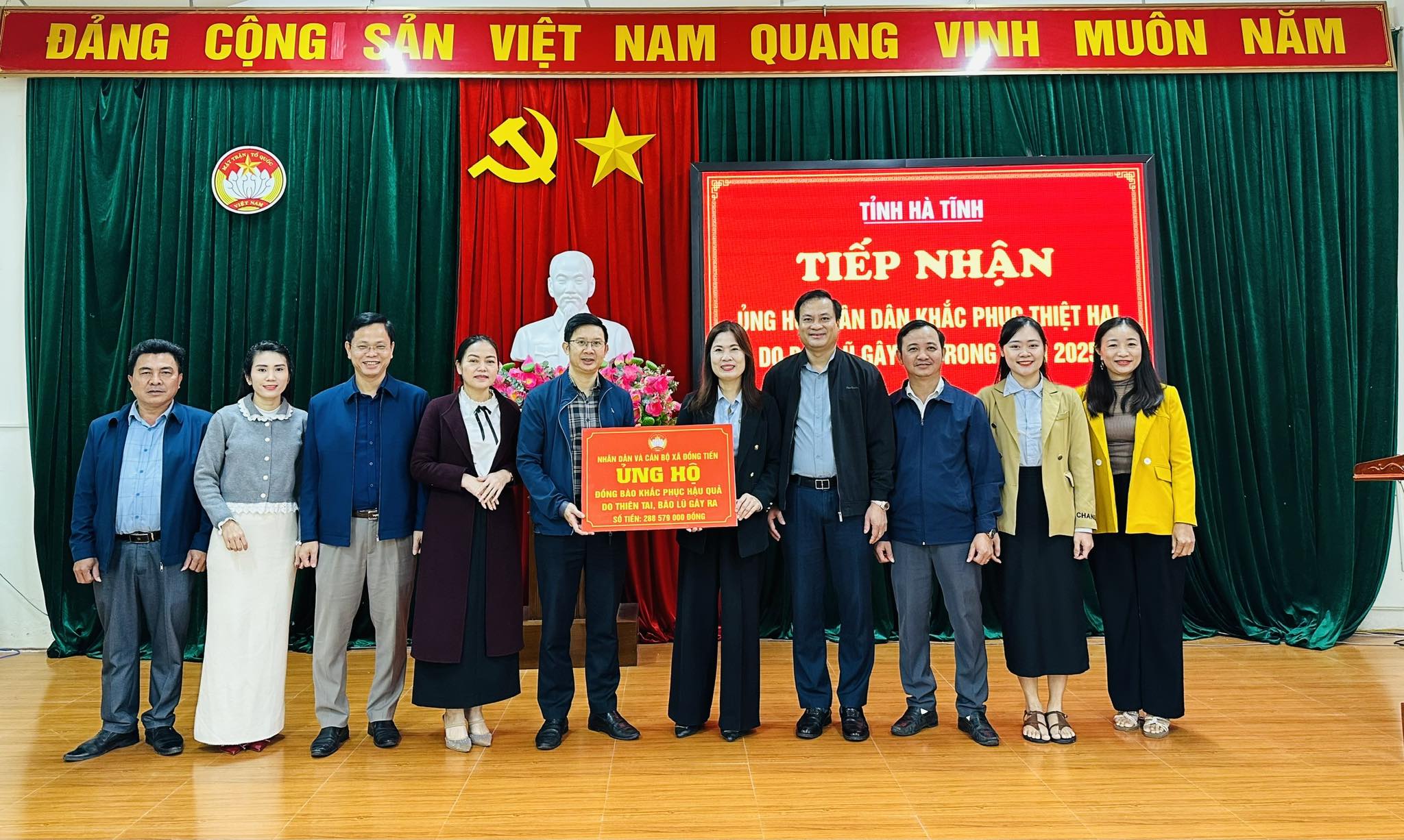  Xã Đồng Tiến:Trao biểu trưng số tiền ủng hộ đồng bào Miền Trung - Tây Nguyên tại UBMTTQ Việt Nam tỉnh 