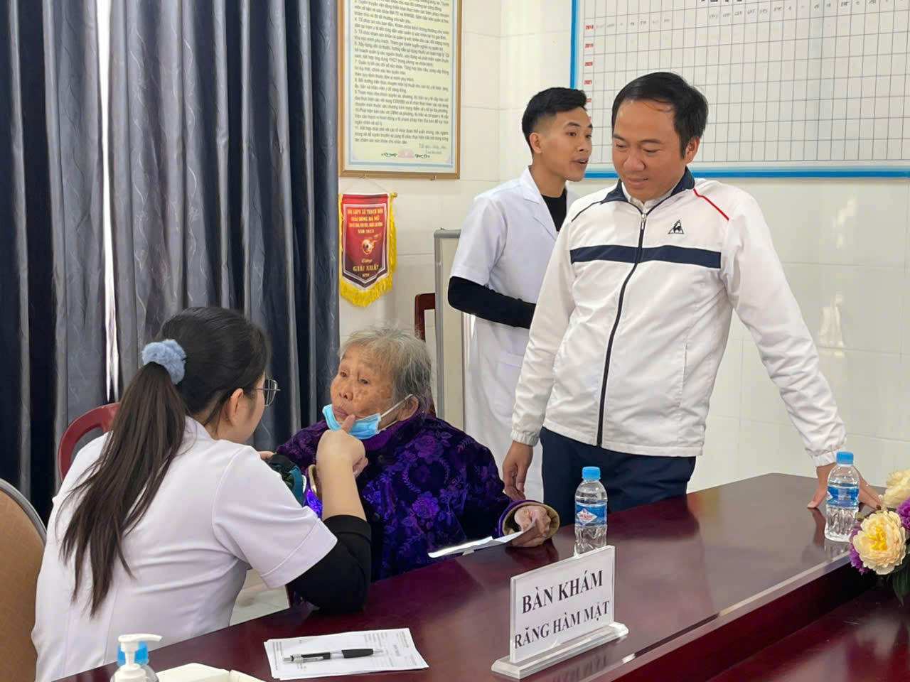Chương trình tình nguyện khám, cấp thuốc miễn phí tại xã Đồng Tiến.