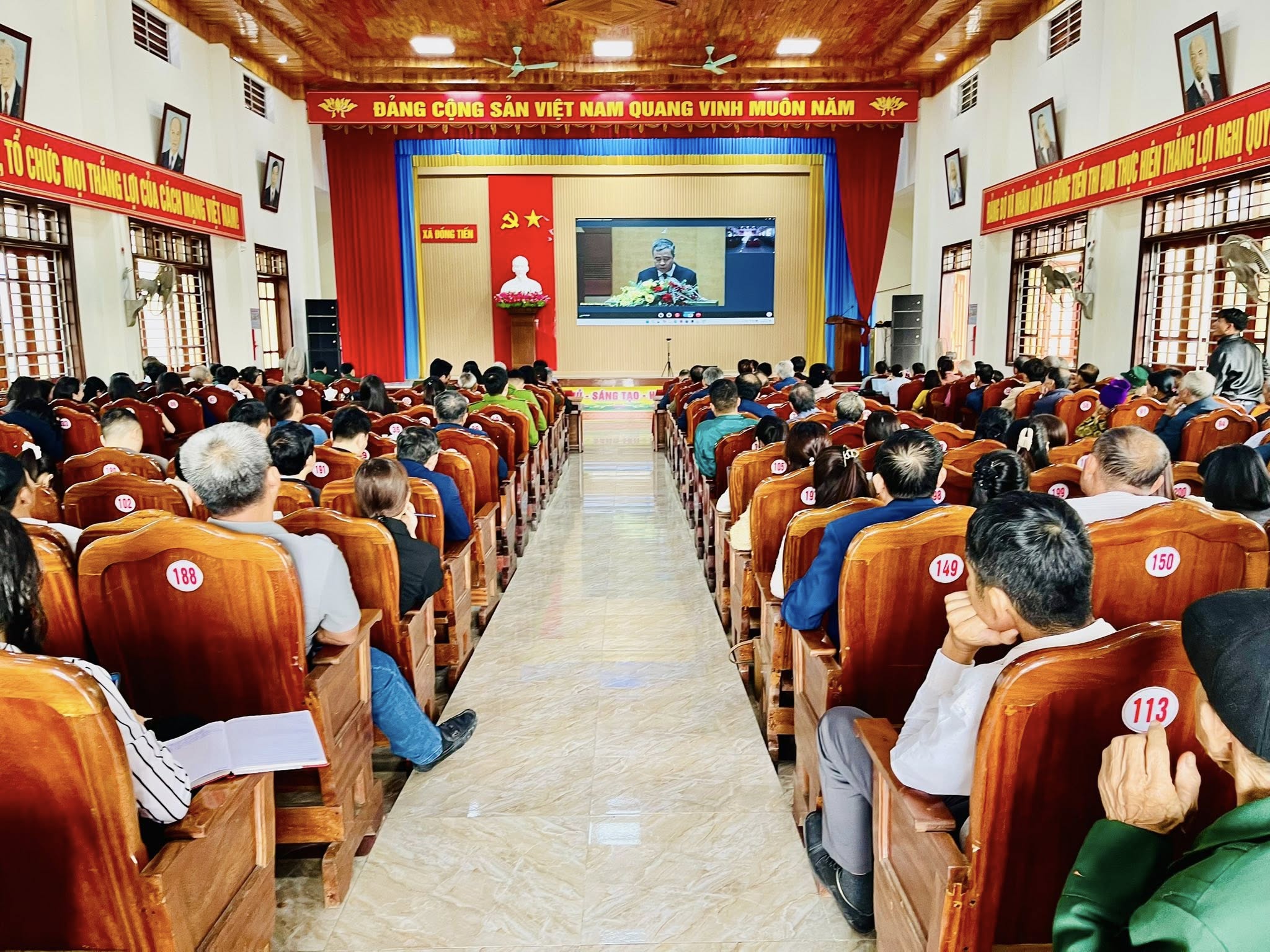 Đảng bộ xã Đồng Tiến  tham gia học tập, quán triệt Nghị quyết Đại hội đại biểu toàn quốc lần thứ XIV của Đảng. 