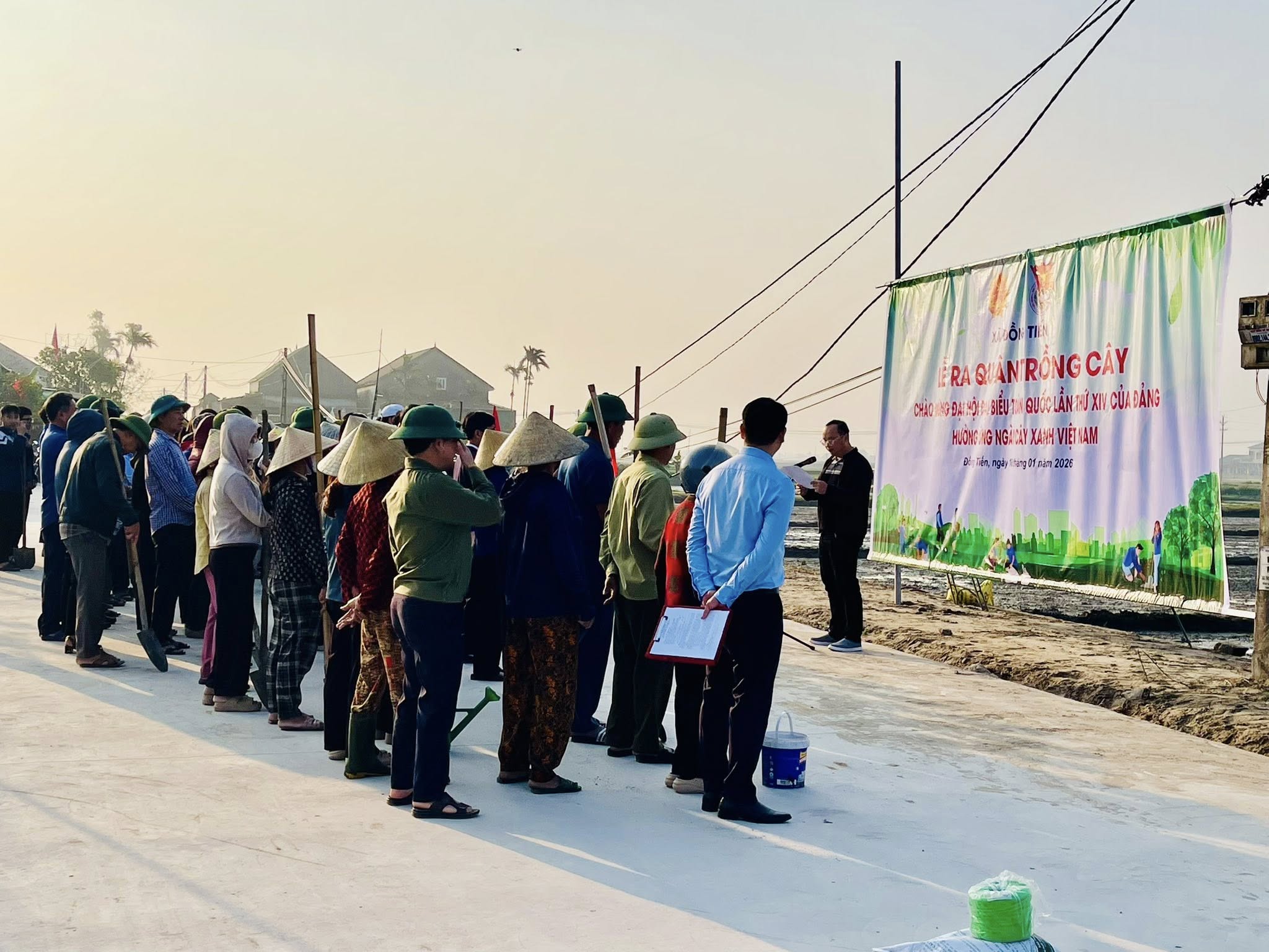 UBND xã Đồng Tiến tổ chức Lễ ra quân trồng cây chào mừng Đại hội đại biểu toàn quốc lần thứ XIV của Đảng, đồng thời hưởng ứng Ngày Cây xanh Việt Nam.
