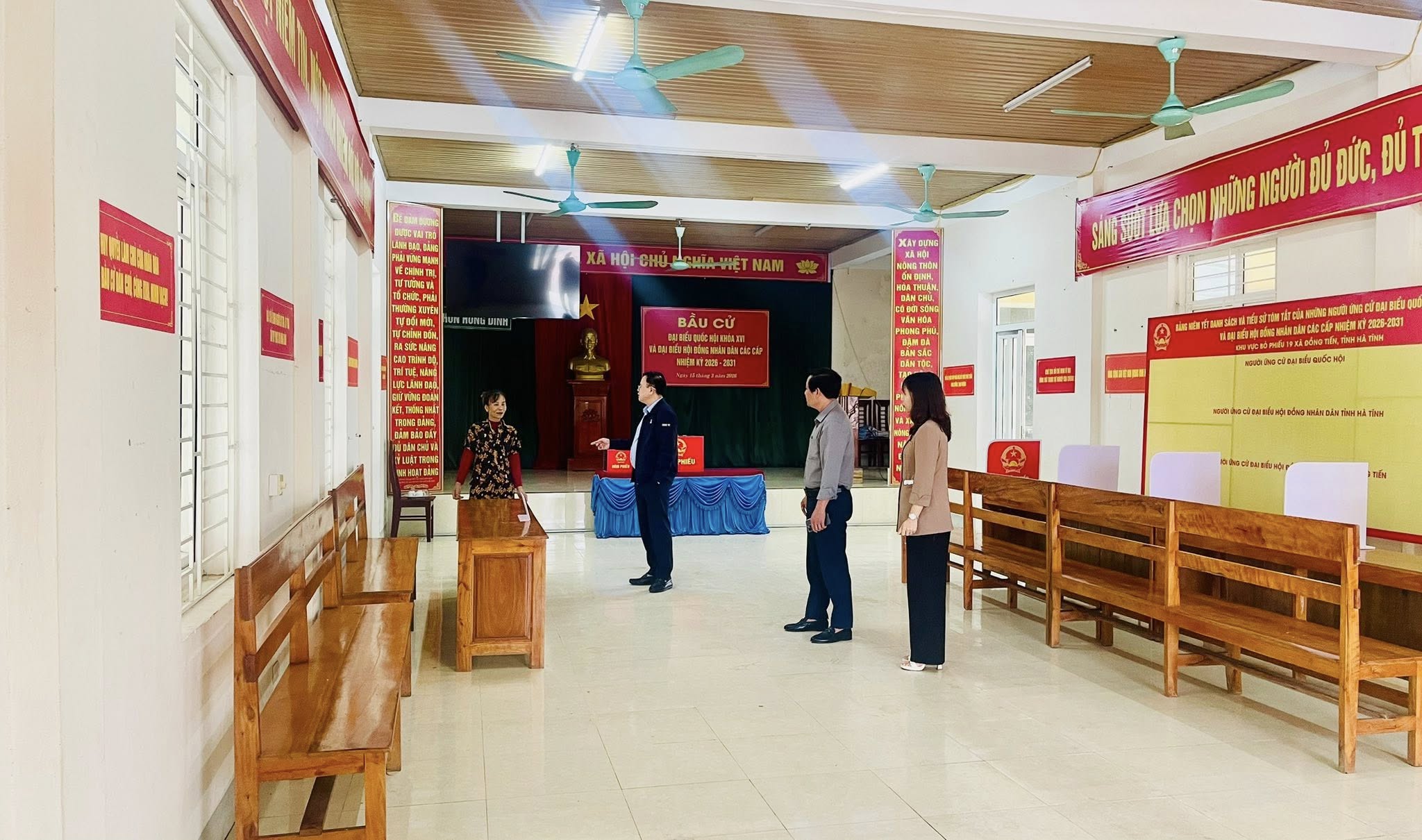 Thường trực Đảng ủy xã Đồng Tiến kiểm tra công tác chuẩn bị tại các khu vực bỏ phiếu trên địa bàn. 